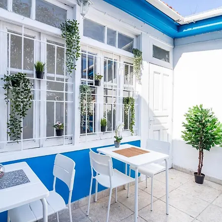 Hostal Bee *